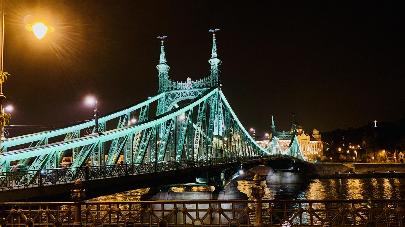 Обои Мост Свободы, вода, свет, уличный фонарь, электричество в разрешении 1366x768