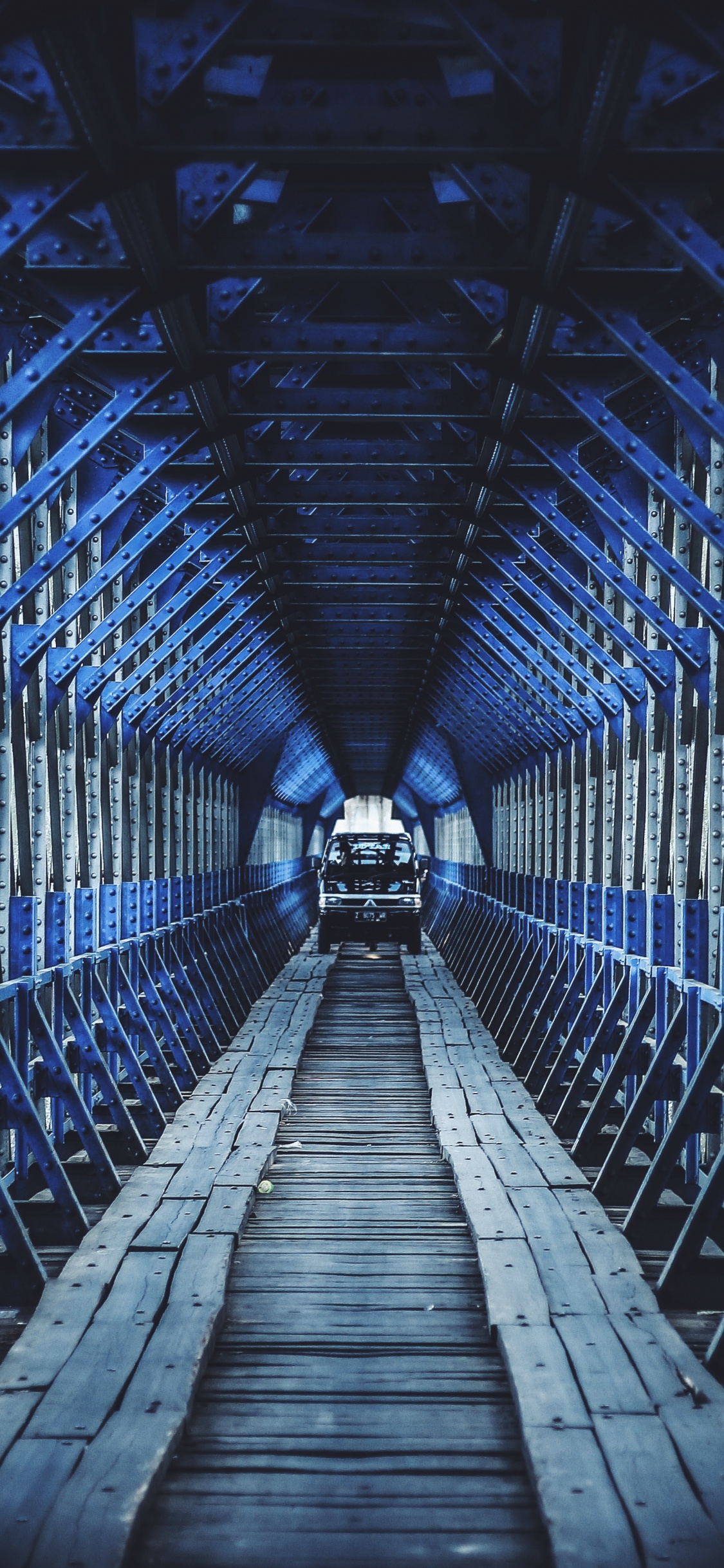 Обои синий, симметрия, железо, мост, инфраструктура в разрешении 1125x2436