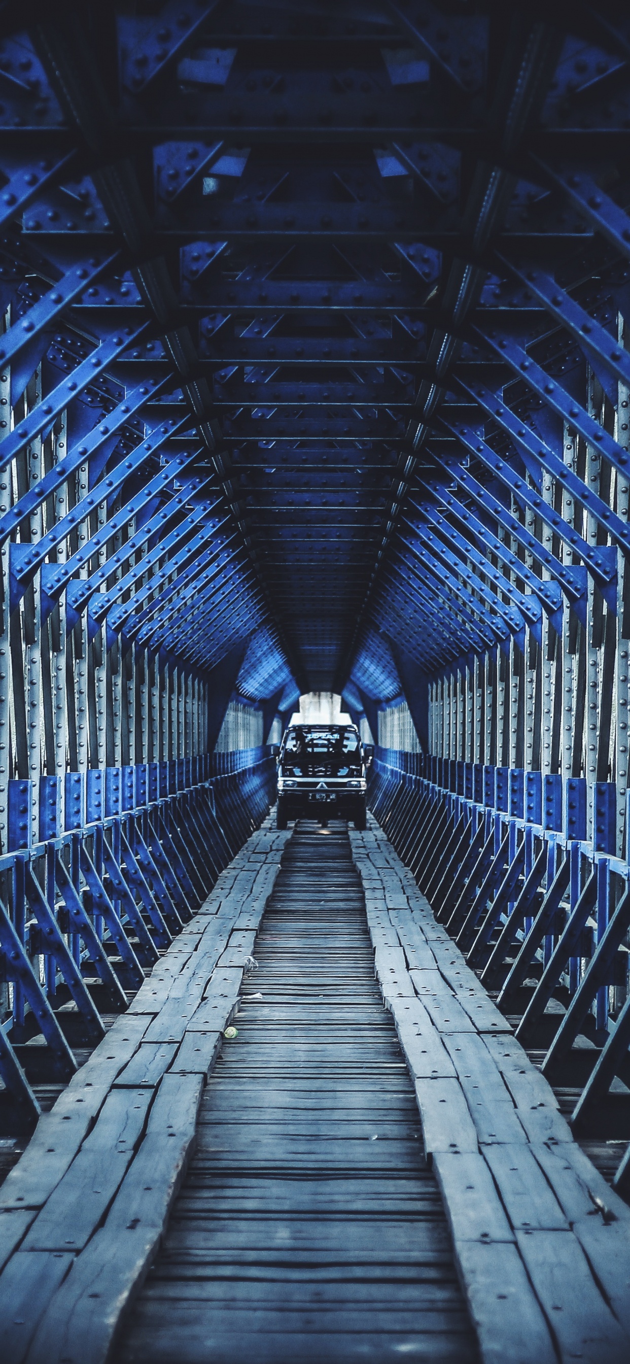 Обои синий, симметрия, железо, мост, инфраструктура в разрешении 1242x2688