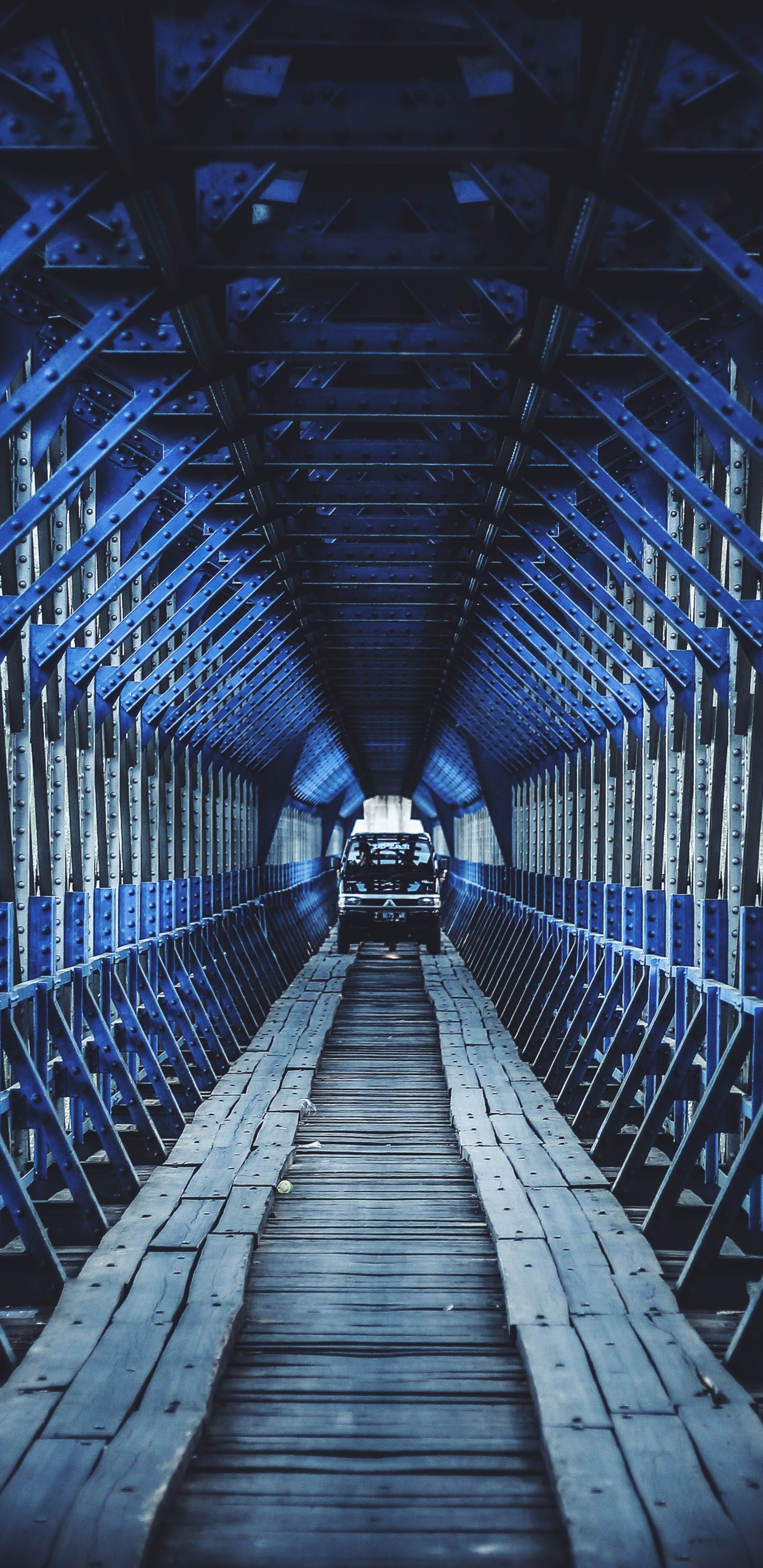 Обои синий, симметрия, железо, мост, инфраструктура в разрешении 1440x2960