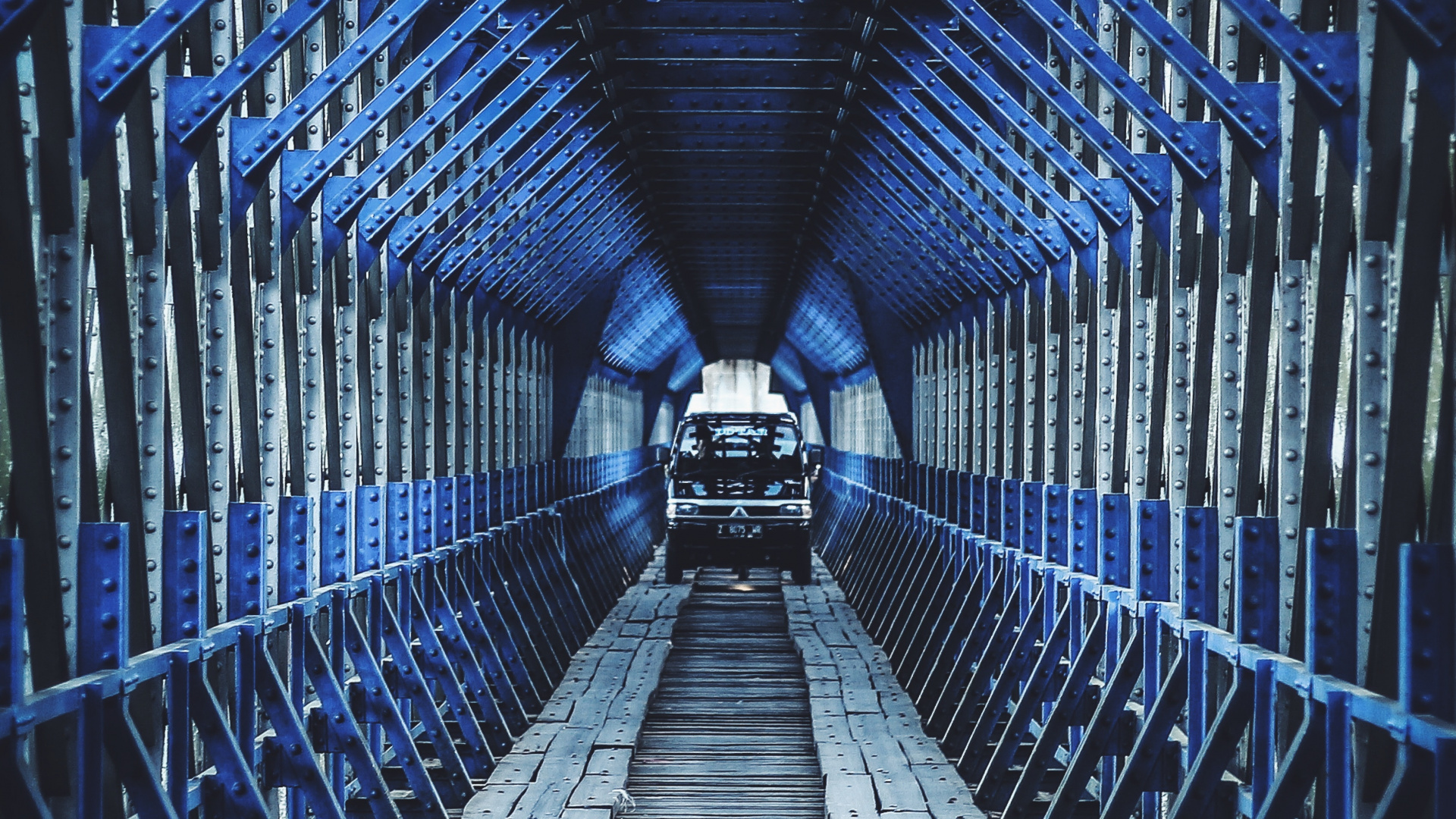 Обои синий, симметрия, железо, мост, инфраструктура в разрешении 1920x1080