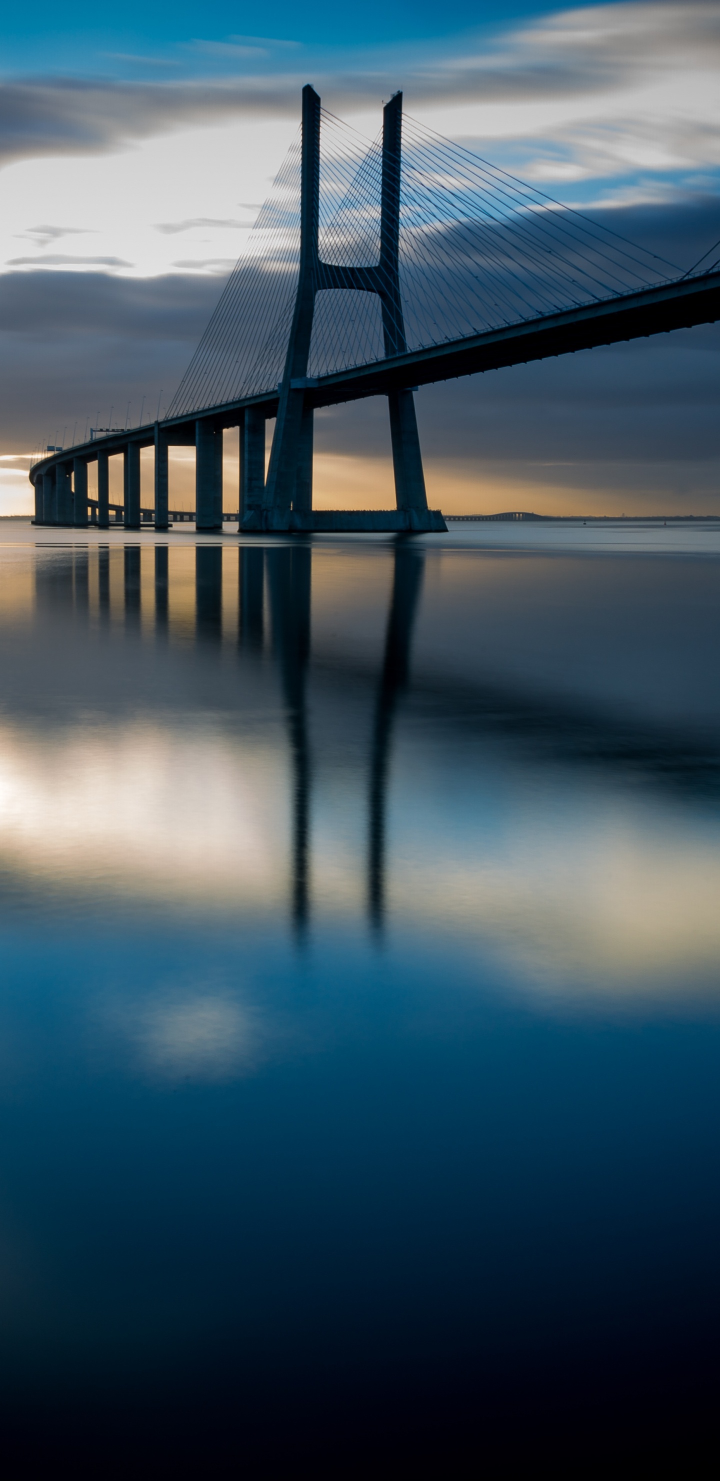 Обои Мост Васко да Гама, Лиссабон, синий, вода, отражение в разрешении 1440x2960