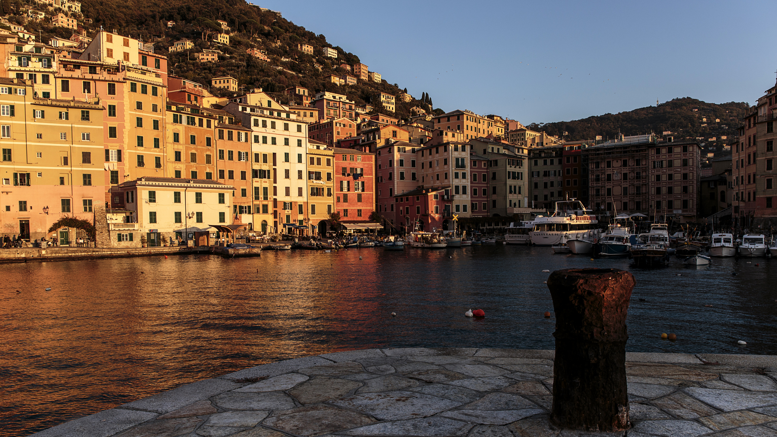 Обои Камольи, вода, водный путь, городок, реки в разрешении 2560x1440