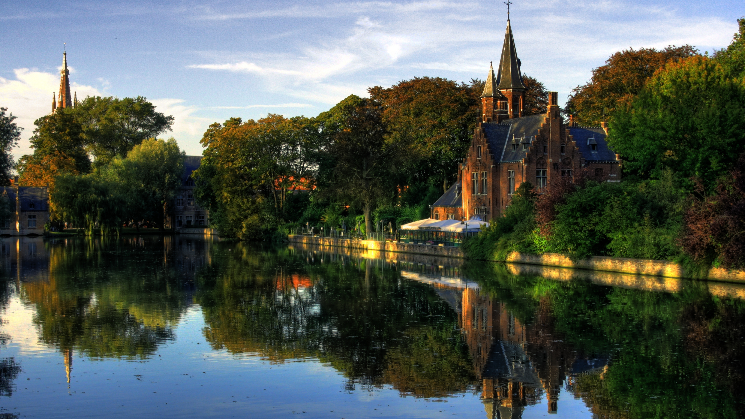Обои город, путешествие, отражение, водоем, вода в разрешении 2560x1440