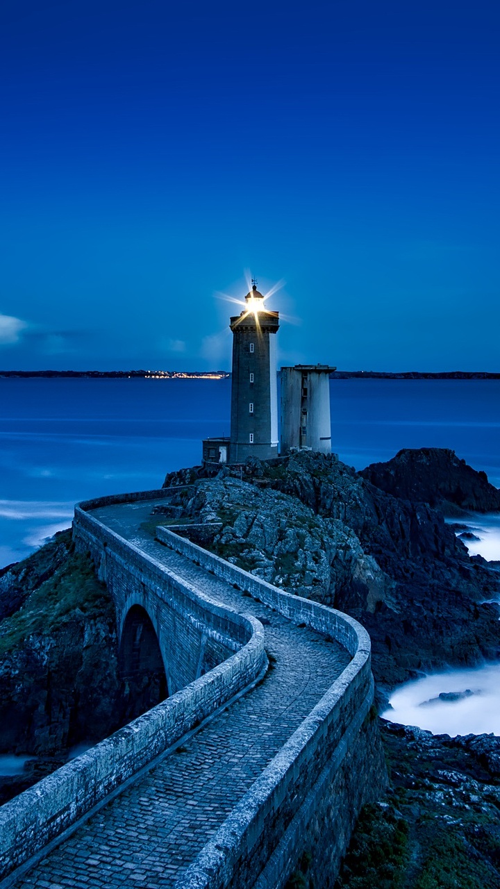 Обои Дом с маяком в океане ночью, Маяк, море, океан, вода в разрешении 720x1280