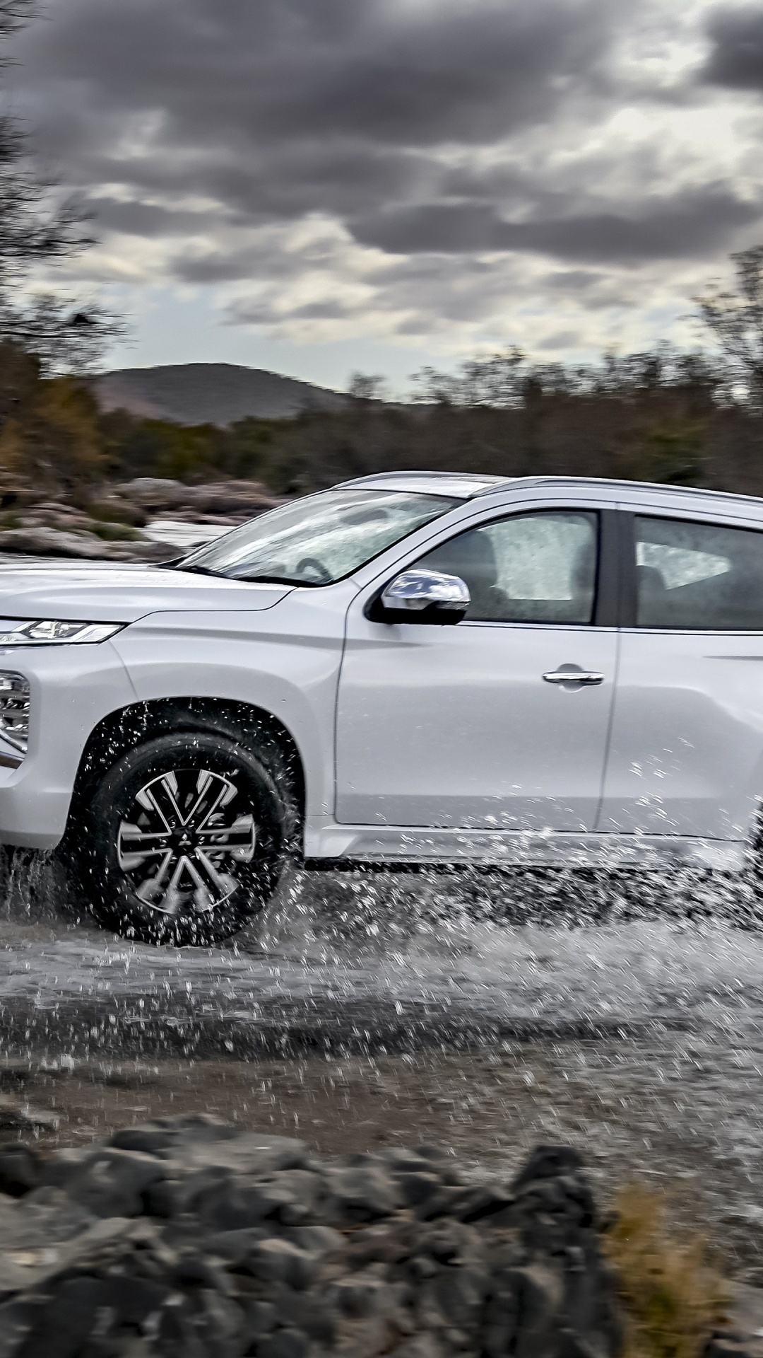 Обои Мицубиси Моторс, легковые автомобили, mitsubishi pajero спорт, mitsubishi pajero sport превзойти, mitsubishi в разрешении 1080x1920