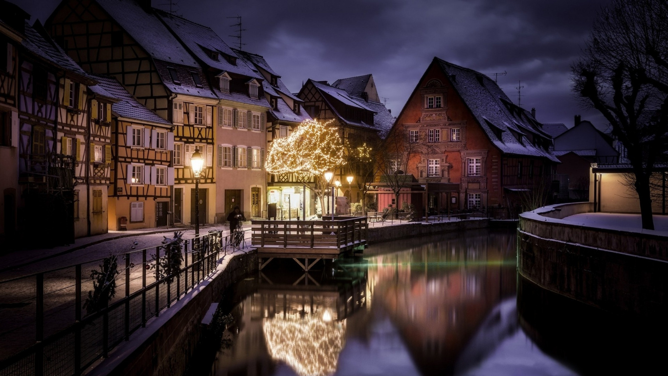 Обои ночь, город, вода, водный путь, отражение в разрешении 1366x768