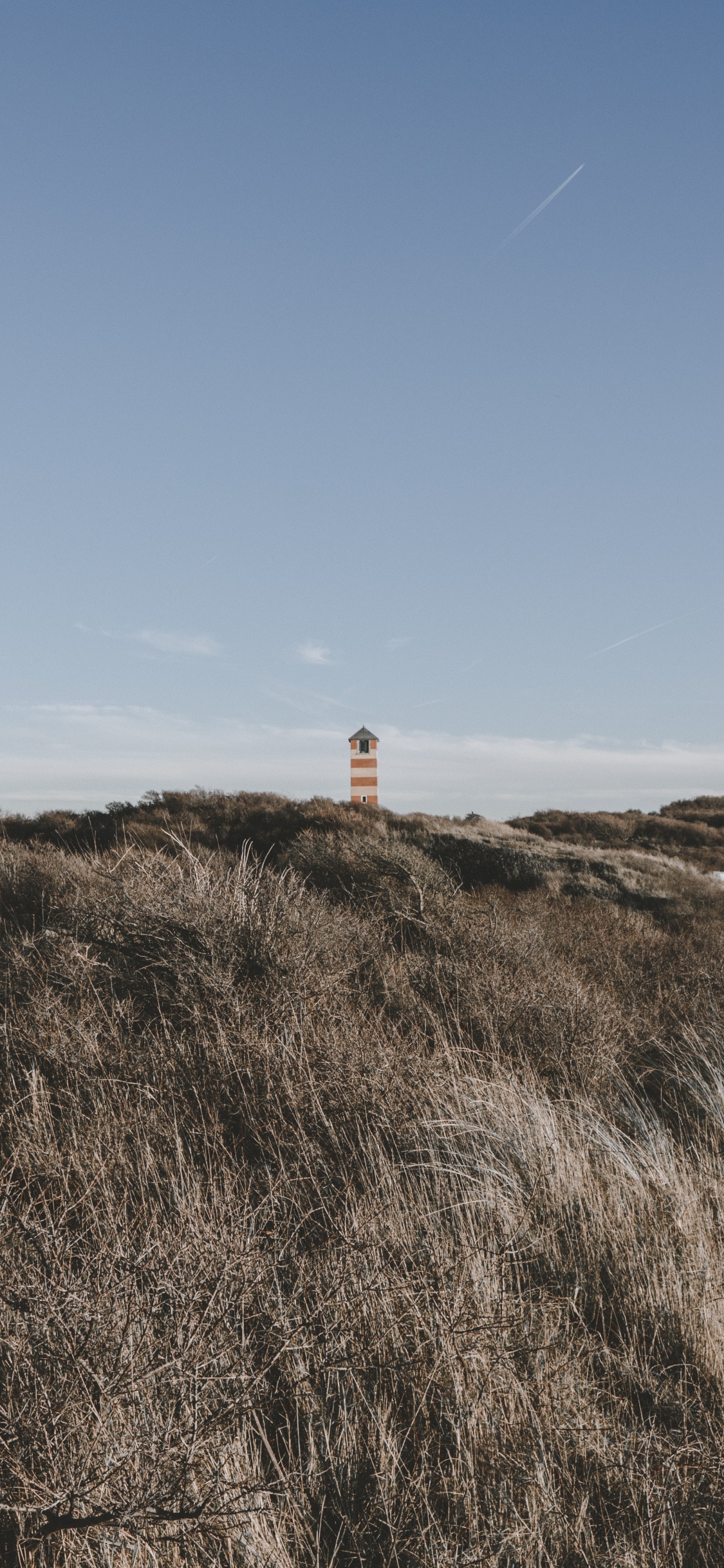 Обои Одинокий маяк в разрешении 1125x2436