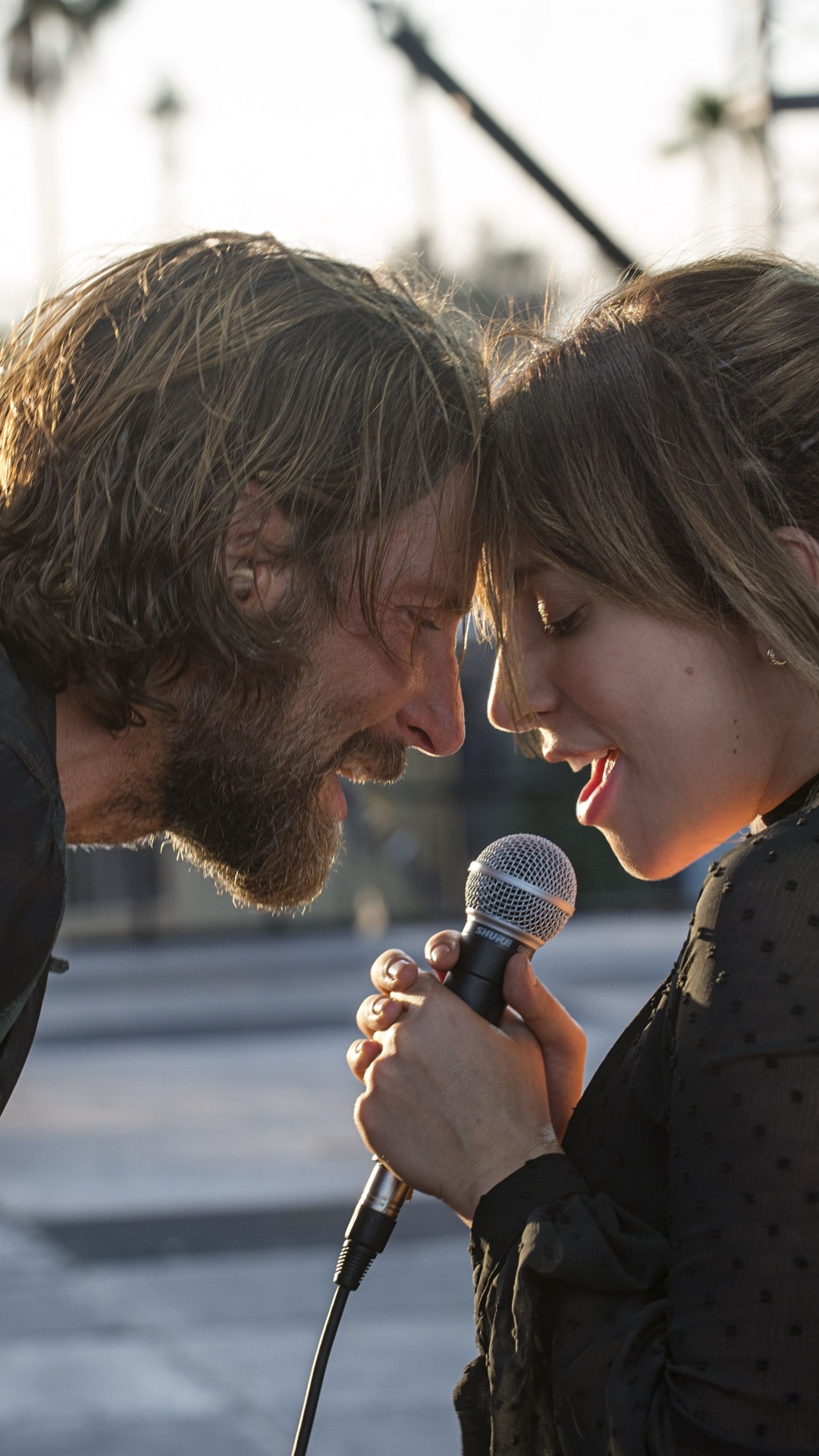 Обои Родилась Звезда, Брэдли Купер, Джексон-Мейн, вода, взаимодействие в разрешении 1080x1920