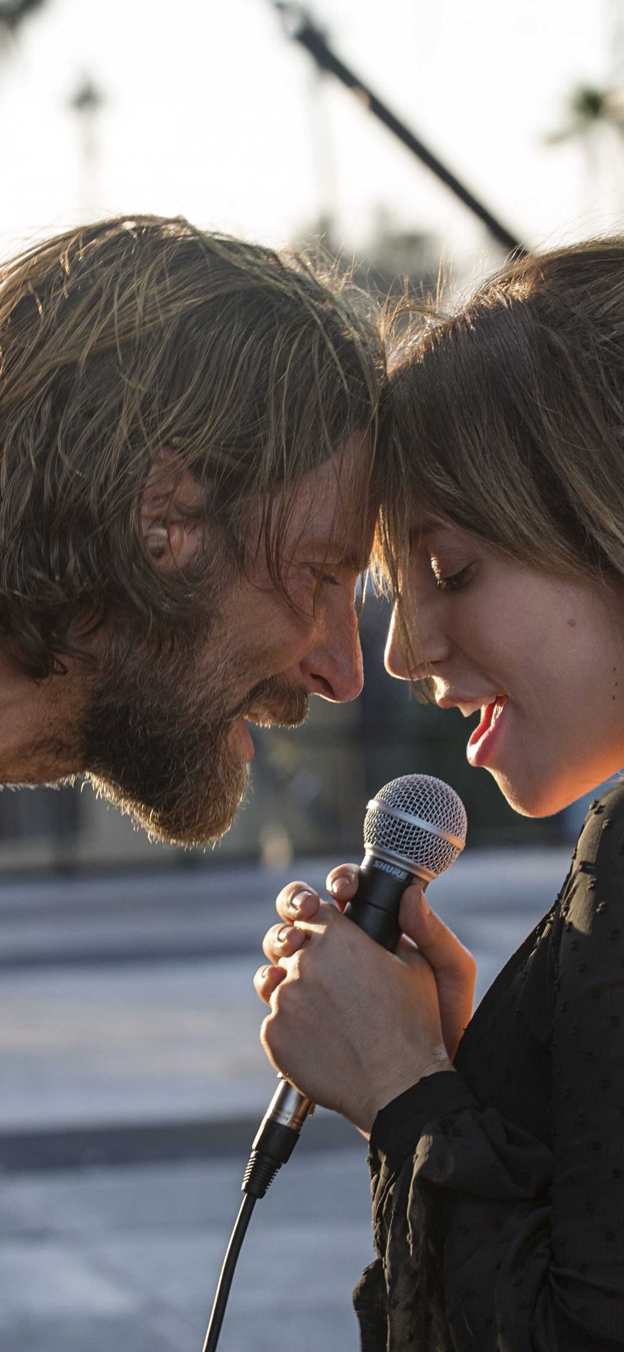 Обои Родилась Звезда, Брэдли Купер, Джексон-Мейн, вода, взаимодействие в разрешении 1242x2688