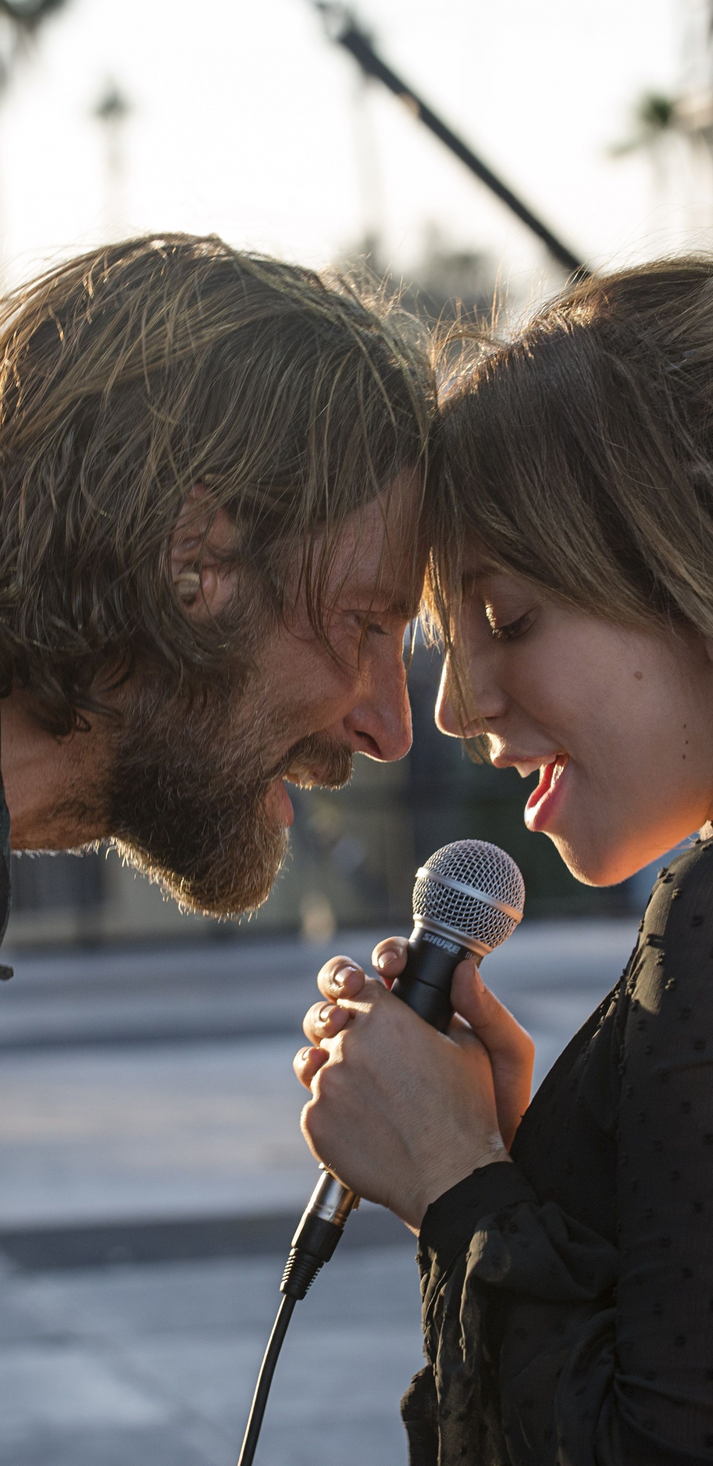 Обои Родилась Звезда, Брэдли Купер, Джексон-Мейн, вода, взаимодействие в разрешении 1440x2960