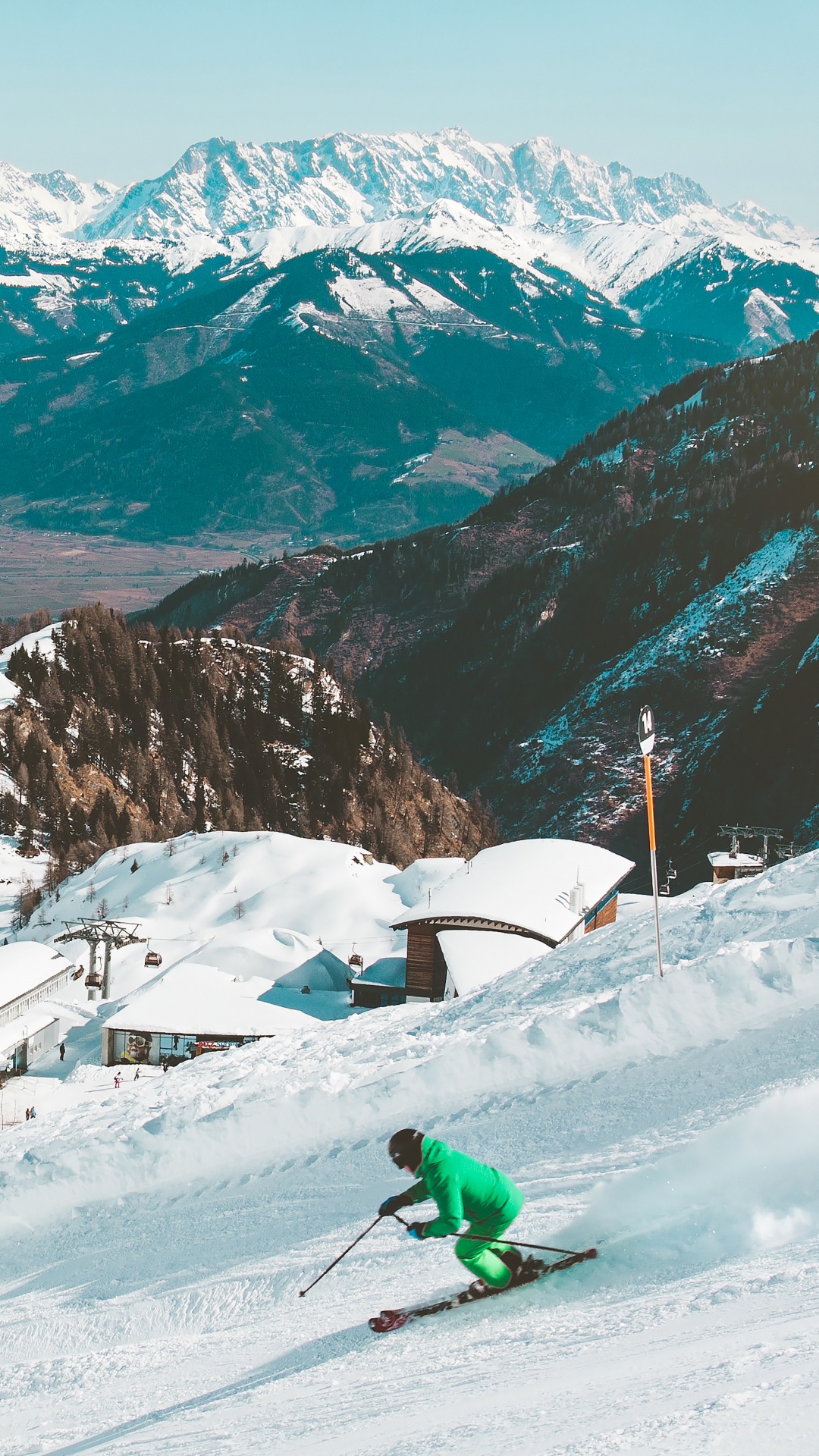 Обои горнолыжный курорт, лыжи, прибежище, снег, горный рельеф в разрешении 1080x1920