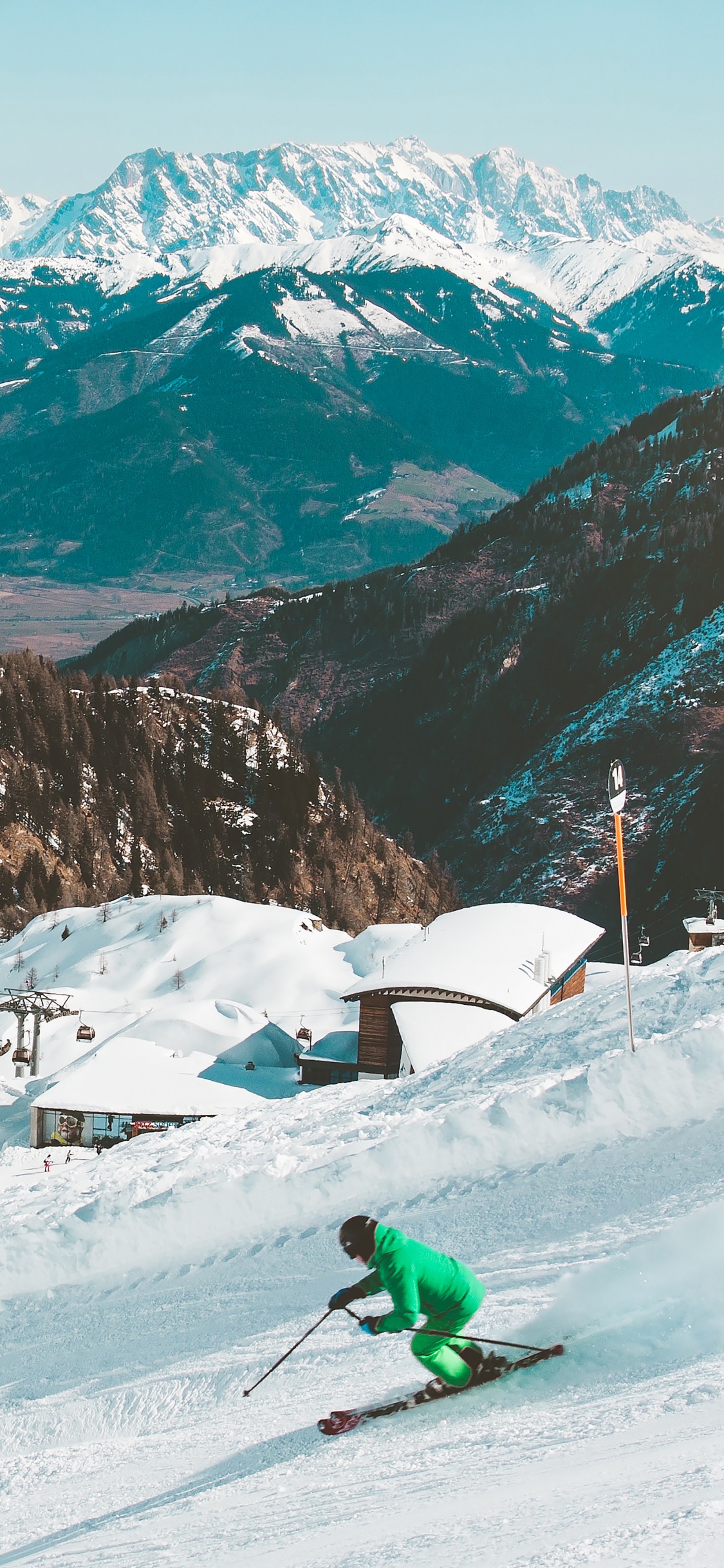 Обои горнолыжный курорт, лыжи, прибежище, снег, горный рельеф в разрешении 1125x2436