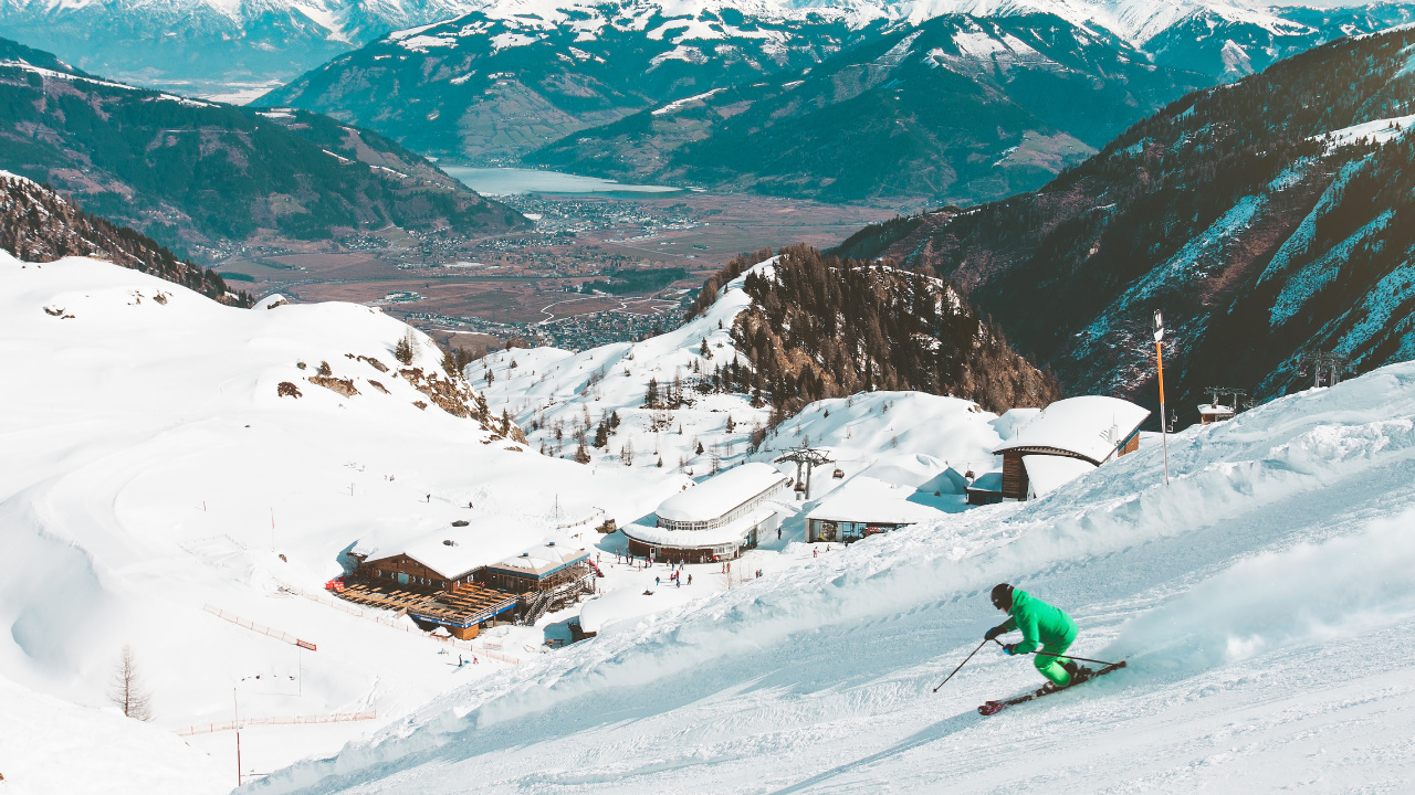 Обои горнолыжный курорт, лыжи, прибежище, снег, горный рельеф в разрешении 1280x720