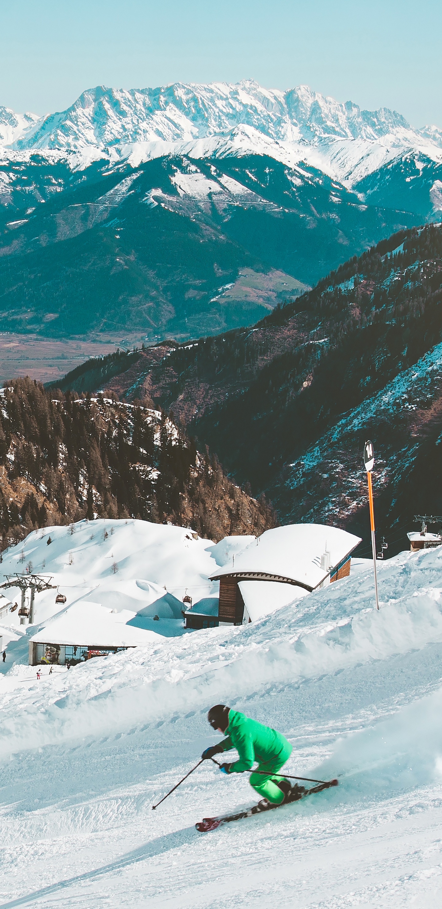 Обои горнолыжный курорт, лыжи, прибежище, снег, горный рельеф в разрешении 1440x2960