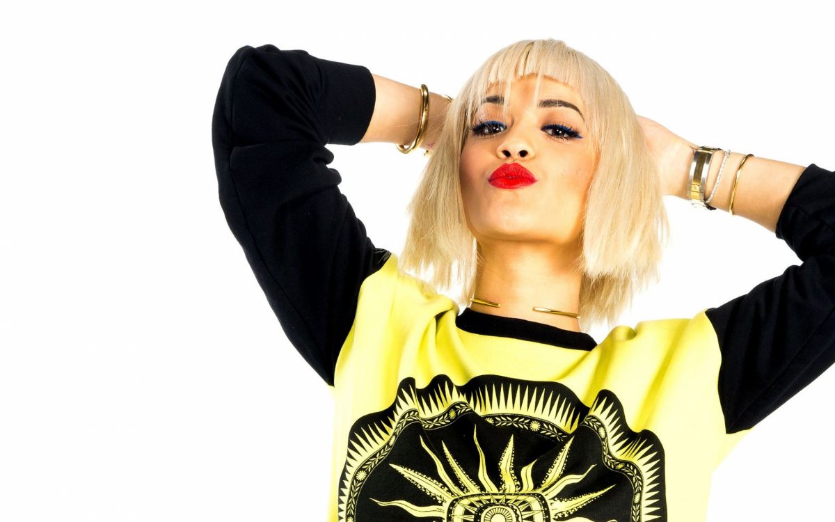 Обои знаменитость, желтый, манекенщица, фотография, музыкальный исполнитель в разрешении 2560x1600