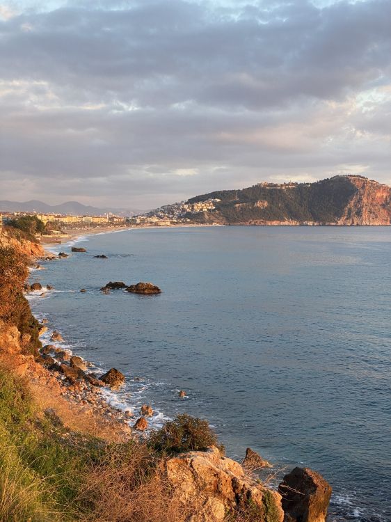 Обои море, вода, облако, гидроресурсы, гора в разрешении 1536x2048