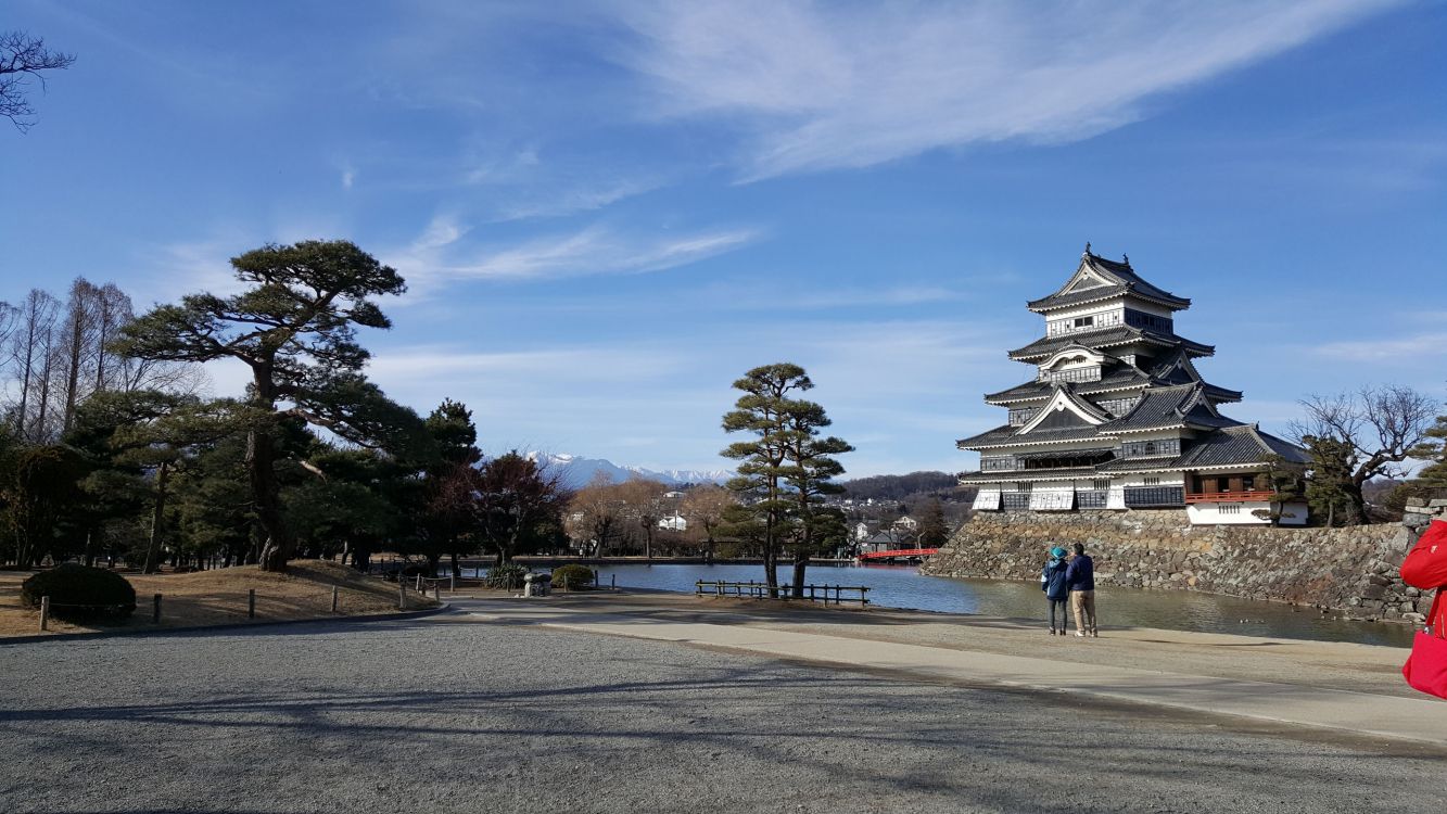Обои Замок Мацумото, достопримечательность, дерево, облако, вышка в разрешении 2560x1440