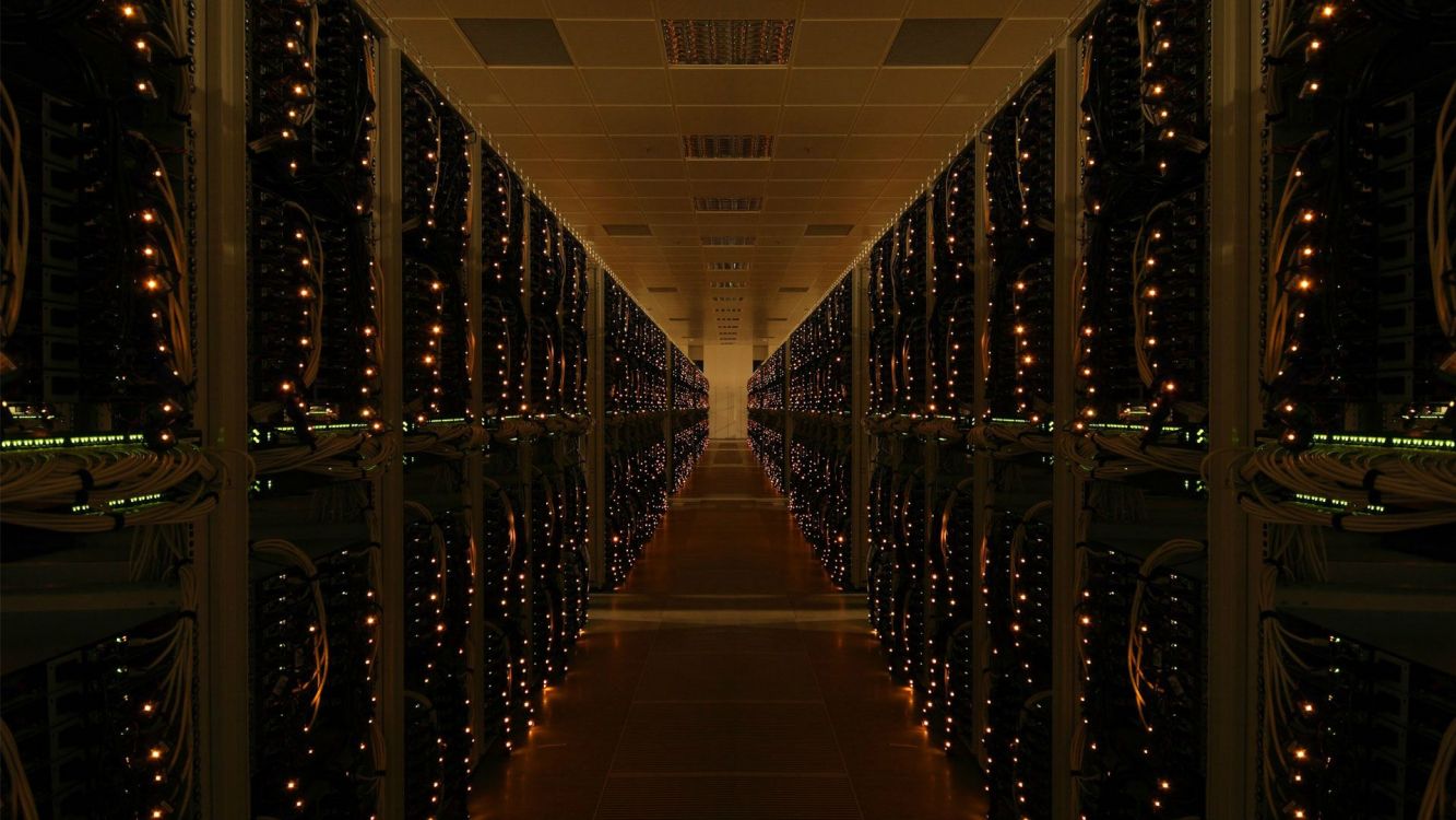 Обои Серверная комната, центр обработки данных, симметрия, архитектура, ночь в разрешении 3840x2160