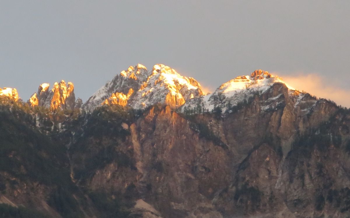 Обои Альпы, горный хребет, облако, гора, растение в разрешении 2560x1600