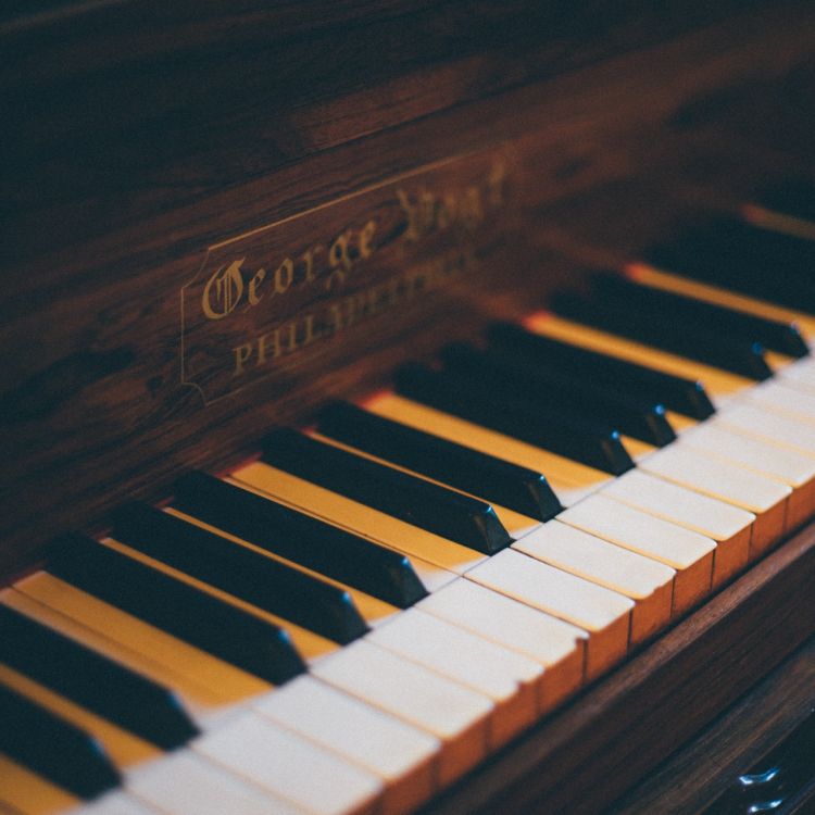 Обои фортепьяно, клавиатура, пианола, ключ, музыкальный инструмент в разрешении 1280x1280