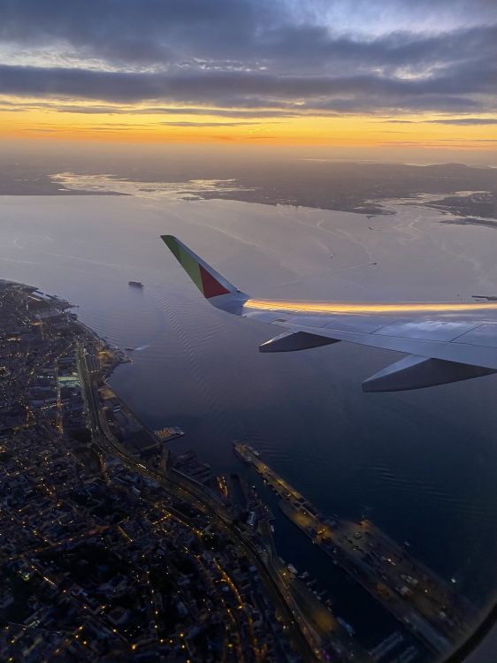 Обои полет, самолет, авиалайнер, авиация, авиакомпания в разрешении 1536x2048