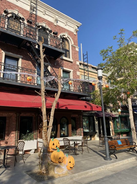 Обои город, окно, музыкальный инструмент, здание, городок в разрешении 1536x2048