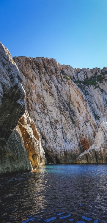 Обои обрыв, реки, вода, гора, гидроресурсы в разрешении 1080x2248