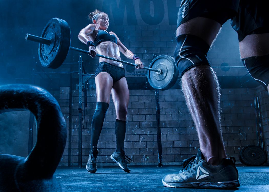 Обои физическая подготовка, мышца, человеческая нога, темнота, спортивное оборудование в разрешении 2500x1783