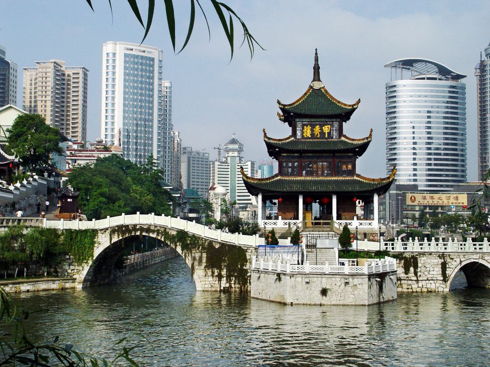 Обои Гуйян, город, китайская архитектура, ориентир, здание в разрешении 2560x1920