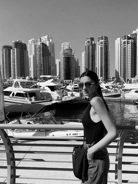 Обои черный и белый, вода, очки, башня, солнечные очки в разрешении 3024x4032