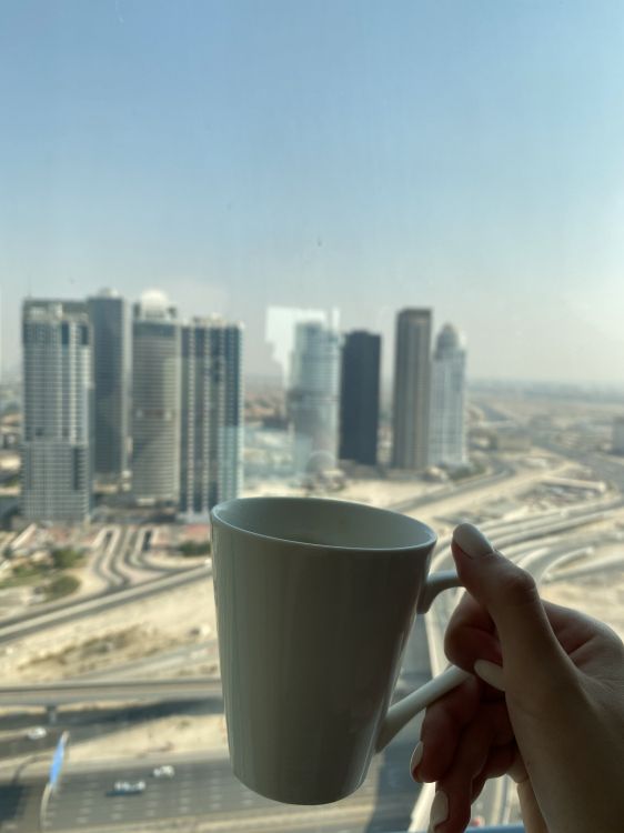 Обои палец, дневное время, башня, город, городской район в разрешении 1536x2048