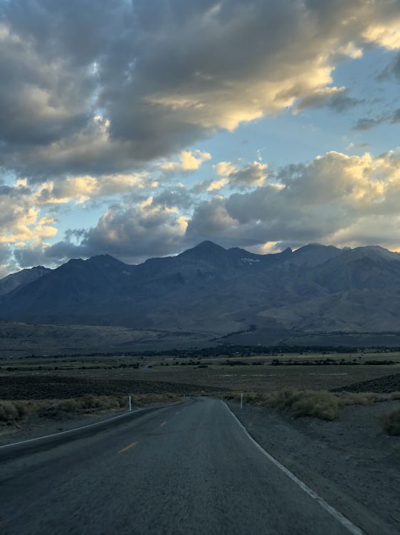 Обои дорога, облако, дорожное покрытие, инфраструктура, асфальт в разрешении 1536x2048