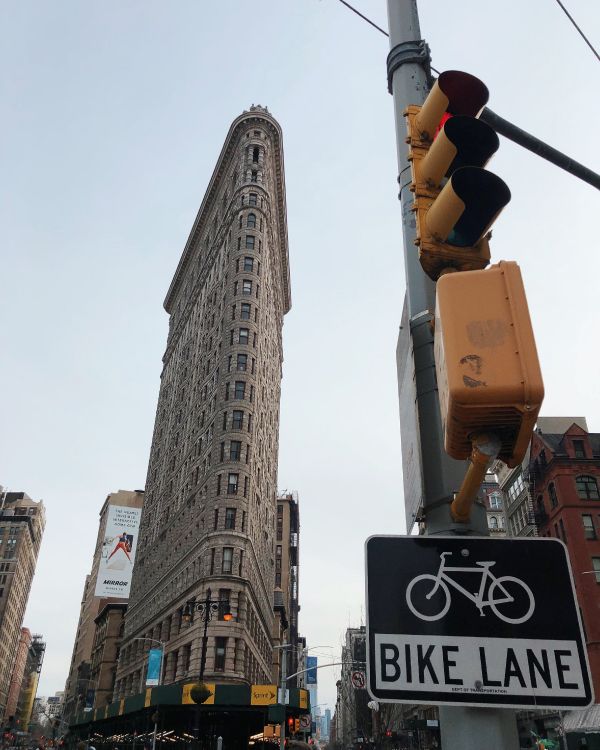 Обои Флэтайрон-Билдинг, небоскреб, светофор, городской район, ориентир в разрешении 3024x3780