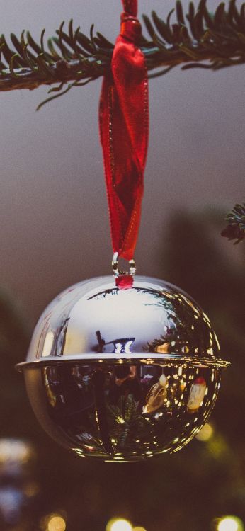 Обои Рождественский день, рождественский орнамент, елка, Рождество и курортный сезон, орнамент в разрешении 1242x2688