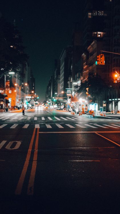 Обои городская пустая улица ночью, улица, ночь, дорога, НьюЙорк в разрешении 1800x3200