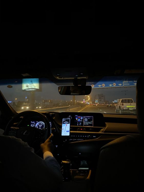 Обои зеркало заднего вида, ветровое стекло, автомобильное зеркало, дорога, ночь в разрешении 1536x2048