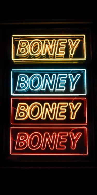 Обои автомобили приземляются, Диснейленд Парк, неоновая вывеска, электронные табло, газ в разрешении 768x1536