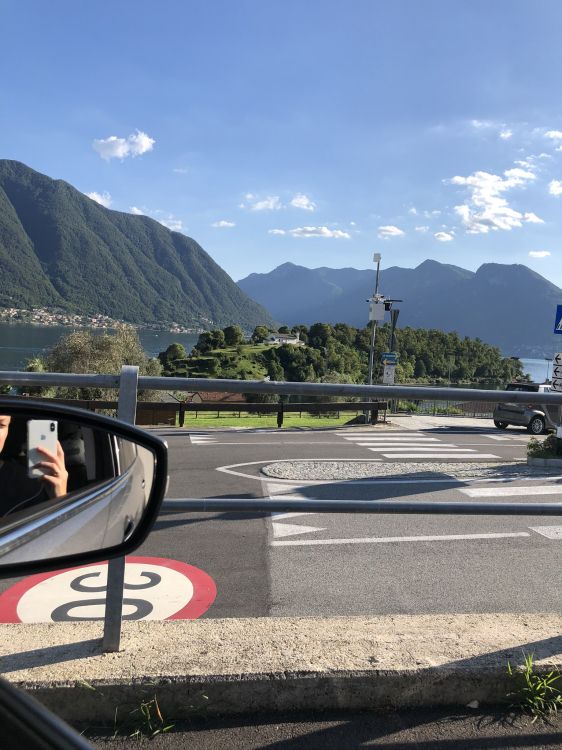 Обои Король, дорога, автомобильное зеркало, горный рельеф, горный хребет в разрешении 1536x2048