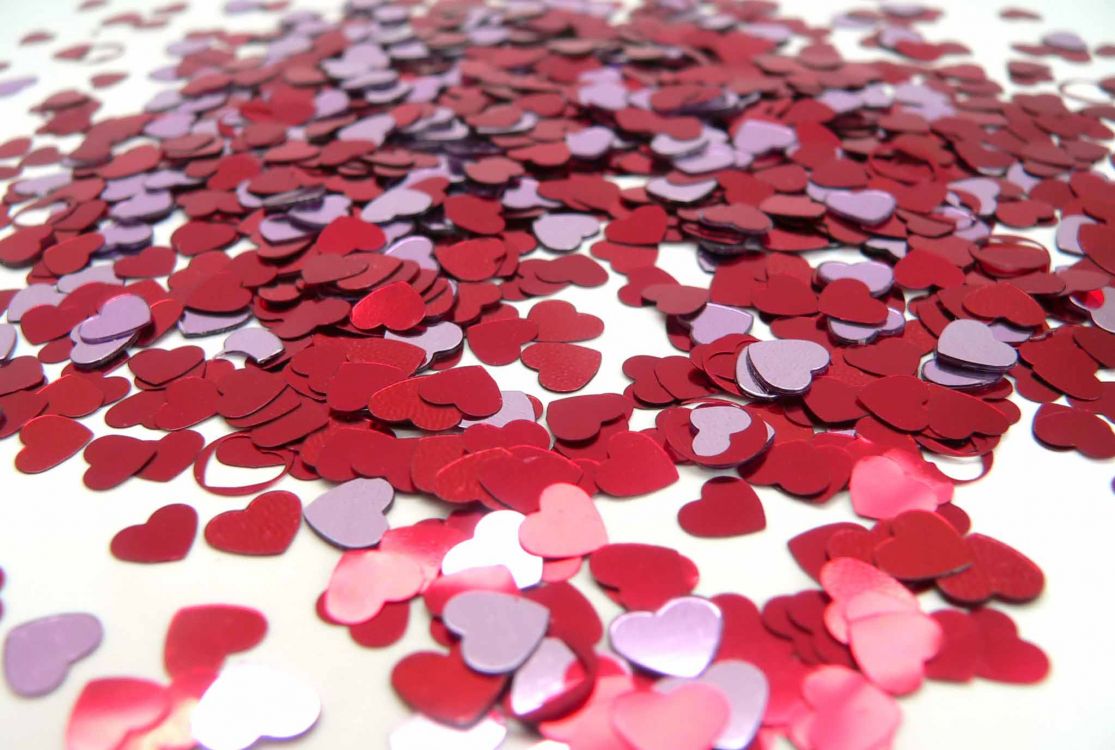 Обои Валентина сердце, День Святого Валентина, сердце, лепесток, красный цвет в разрешении 2048x1377
