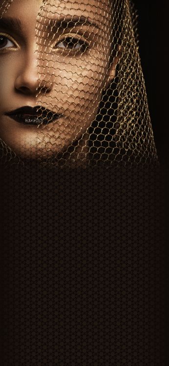 Обои крупный план, волосы на лице, ресничка, рукав, серый цвет в разрешении 1080x2340