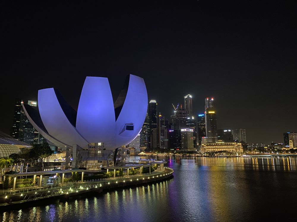 Обои Сингапур, отражение, небоскреб, вода, ночь в разрешении 2048x1536