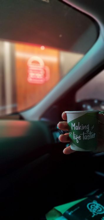 Обои легковые автомобили, свет, автомобильное освещение, ветровое стекло, автомобильное зеркало в разрешении 1908x4032