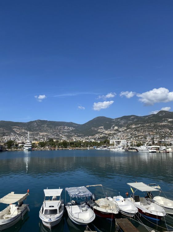 Обои яхта, вода, облако, лодка, гора в разрешении 1536x2048