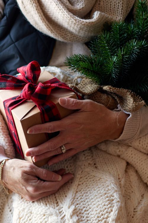 Обои Рождественские украшения, дизайн интерьера, подарок, подарочная упаковка, сосна в разрешении 3284x4926