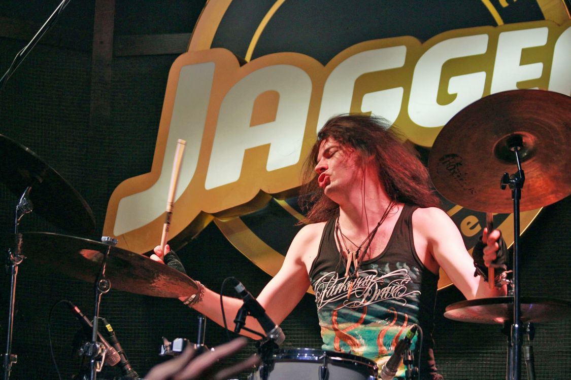 Обои барабанщик, барабан, перкуссия, басгитара, музыкант в разрешении 2000x1333