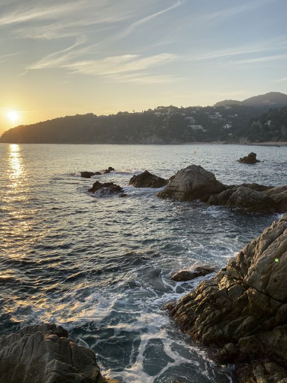 Обои море, вода, побережье, рок, океан в разрешении 1536x2048