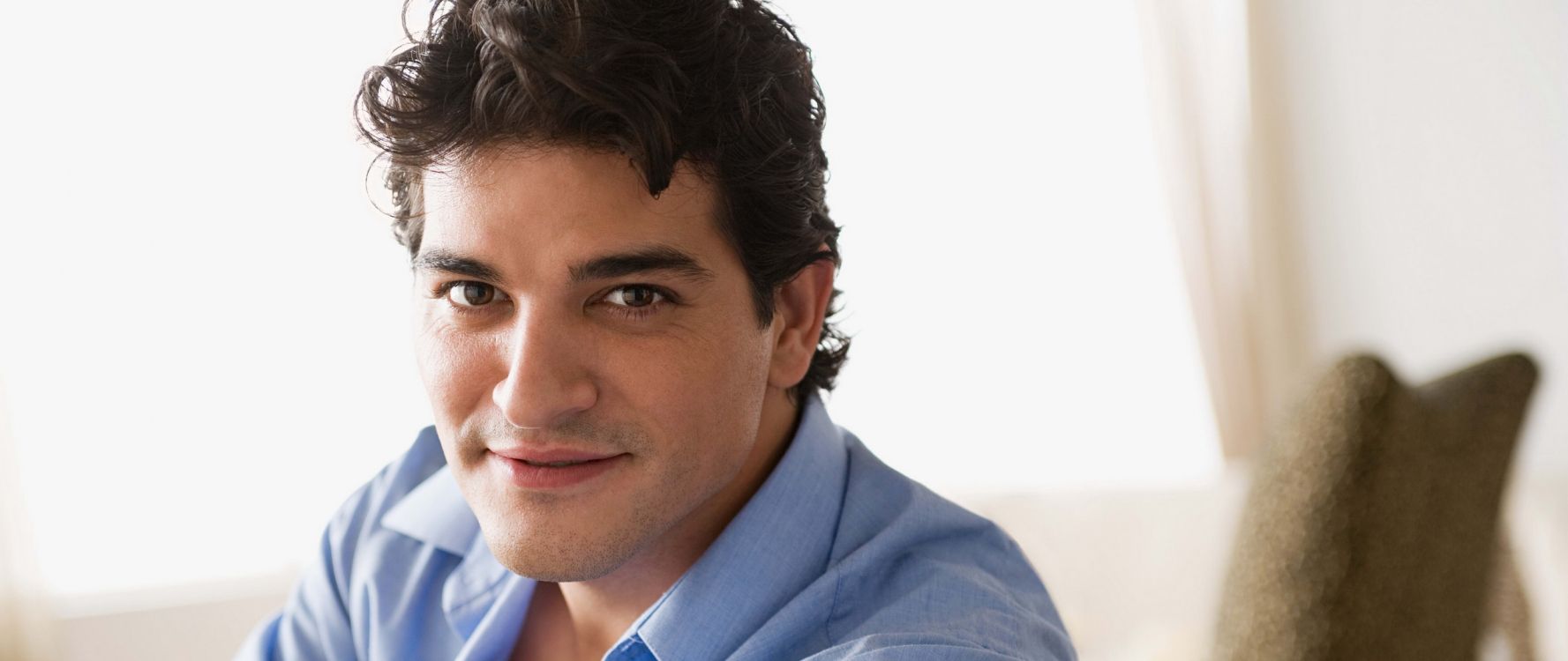 Обои волосы, улыбка, каштановые волосы, белые воротнички, шерсть в разрешении 2560x1080