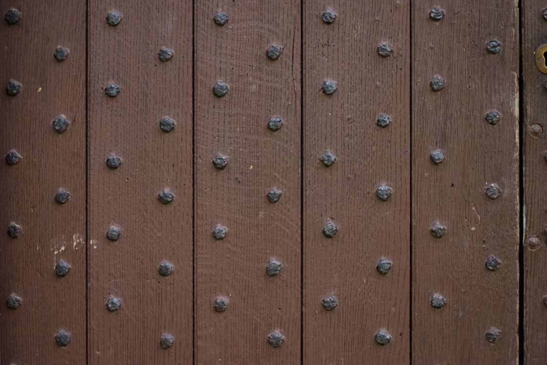 Обои дверь, ворота, морилка, древесина, стена в разрешении 2560x1707