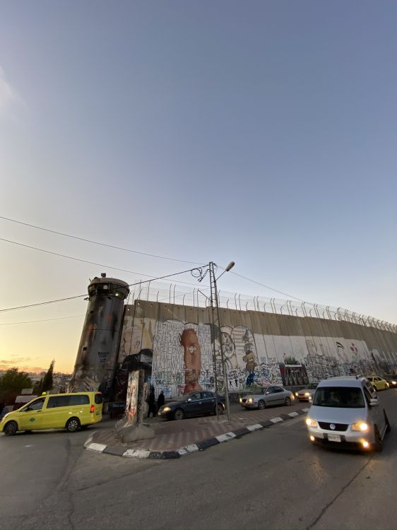 Обои здание, крыша, транспорт, автомобильный стояночный свет, Король в разрешении 1536x2048